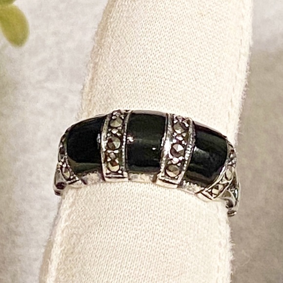 Vintage Sterling Silver Triple Marcasite and Black Onyx Ring - Picture 7 of 11